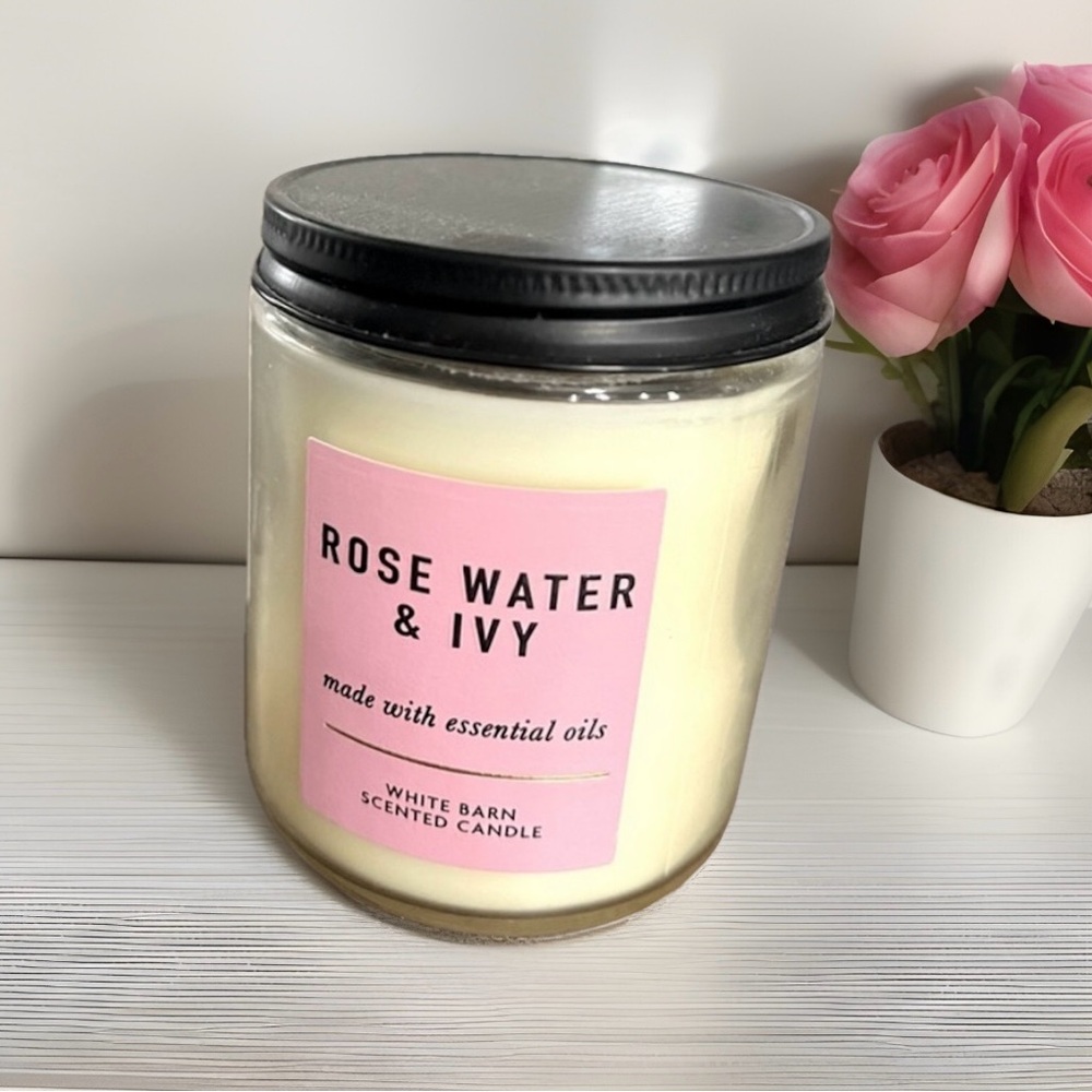 White Barn Scented Candle - Rose Water & Ivy